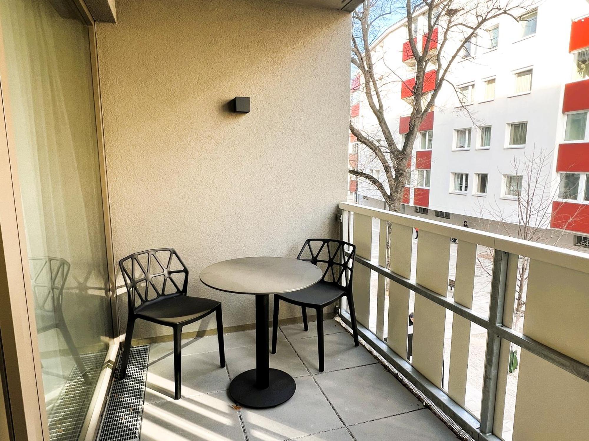 Free Parking - Pulse At U6-metro * Wien